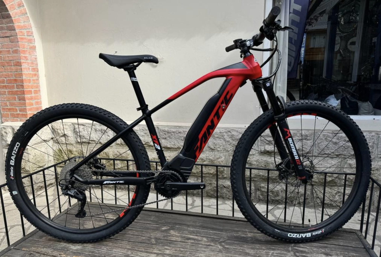 E-bike Fantic - (Recomendada) 630wh battery. Motor Brose Drive S 90nm.  Shimano Deore. Marzocchi Suspension.   Valor: US$ 50,00 por dia (son 5 días de pedal, total US$ 250). Tallas: S-M-L